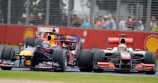 Mark Webber toczył zażartą walkę z Lewisem Hamiltonem na torze Albert Park /AFP