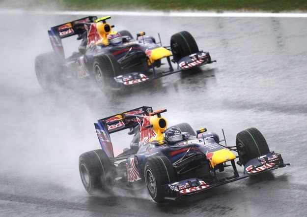 Mark Webber (u góry) z Red Bull-Renault wygrał przed rokiem GP Brazylii /AFP