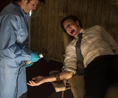 Mark Webber w scenie z filmu "13 grzechów"