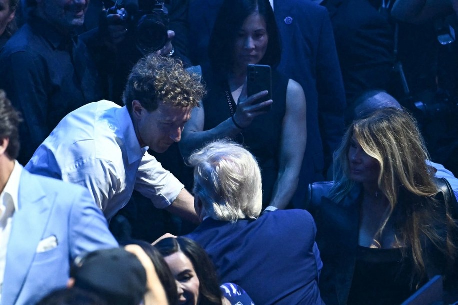 Mark Zuckerberg i Donald Trump rozmawiają przed Białym Domem /KENT NISHIMURA/AFP /East News