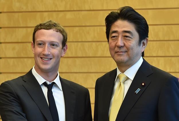 Mark Zuckerberg (L), założyciel Facebooka i Shinzo Abe, premier Japonii /AFP