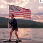 Mark Zuckerberg na wakeboardzie z amerykańską flagą - trudno o coś bardziej zaskakującego