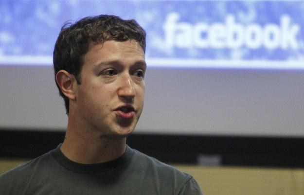 Mark Zuckerberg nie straci połowy udziałów w Facebooku /AFP