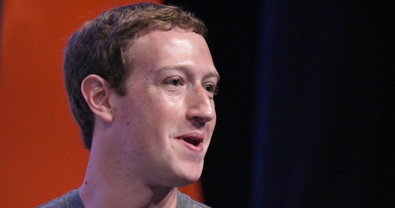 Mark Zuckerberg nie ufa własnej aplikacji? /AFP