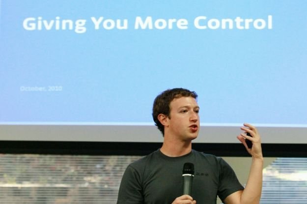 Mark Zuckerberg prezentuje kolejne zmiany na Facebooku /AFP