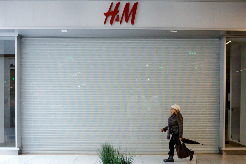 Marka H&M od jakiegoś czasu mierzy się z ogromnymi problemami finansowymi. Zamykając sklepy chce uchronić się przed bankructwem /KIRILL KUDRYAVTSEV/KIRILL KUDRYAVTSEV/ /East News