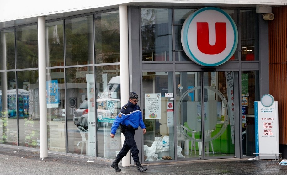 Market Super U, gdzie w piątek terrorysta ISIS wziął zakładników /GUILLAUME HORCAJUELO  /PAP/EPA