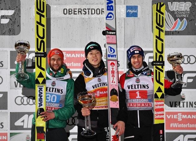 Markus Eisenbichler, Ryoyu Kobayashi i Stefan Kraft na podium w Oberstdorfie /LUKAS BARTH-TUTTAS /PAP/EPA
