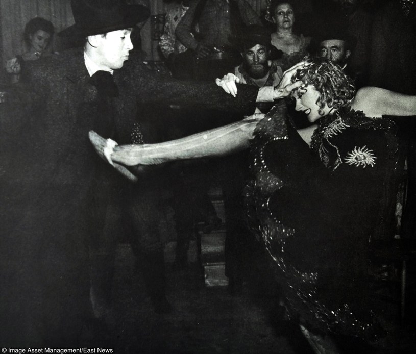 Marlena Dietrich w filmie "Destry znów w siodle" /World History Archive /East News