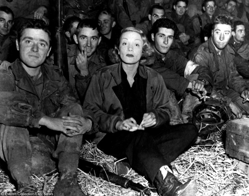 Marlena Dietrich z żołnierzami podczas II wojny światowej /Everett Collection /East News