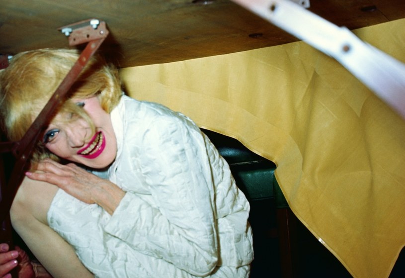 Marlene Dietrich chowająca się pod stołem  (Nowy Jork, 1967) /Santi Visalli/ Getty Images /Getty Images