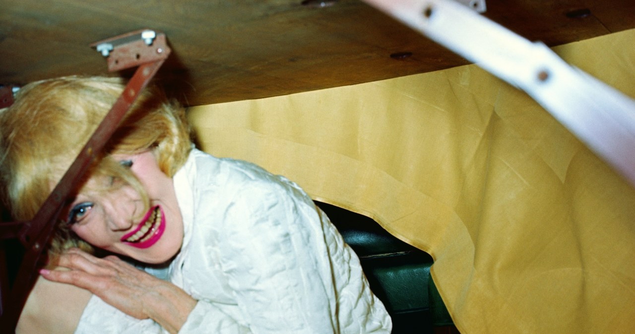 Marlene Dietrich chowająca się pod stołem  (Nowy Jork, 1967) /Santi Visalli/ Getty Images /Getty Images