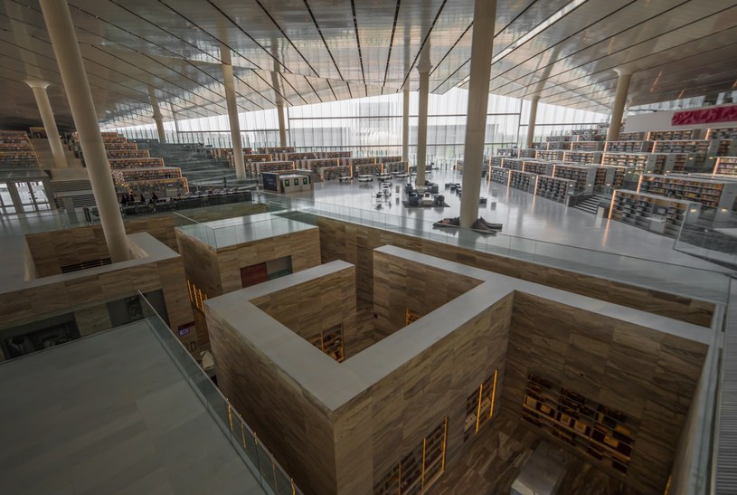 Marmurowe regały w Bibliotece Narodowej Kataru /123RF/PICSEL