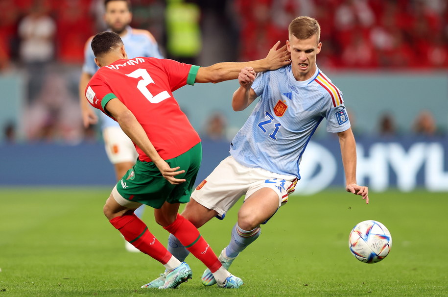 Marokańczych Achraf Hakimi (L) i Hiszpan Dani Olmo (P) podczas meczu 1/8 finału MŚ /TOLGA BOZOGLU /PAP/EPA