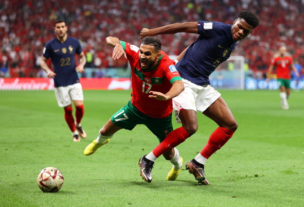 Marokańczyk Sofiane Boufal (L) i Francuz Aurelien Tchouameni (P) /TOLGA BOZOGLU /PAP/EPA