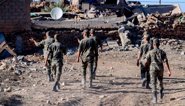 Marokańscy żołnierze przeczesujący rumowisko po trzęsieniu ziemi /Jalal Morchidi /PAP/EPA