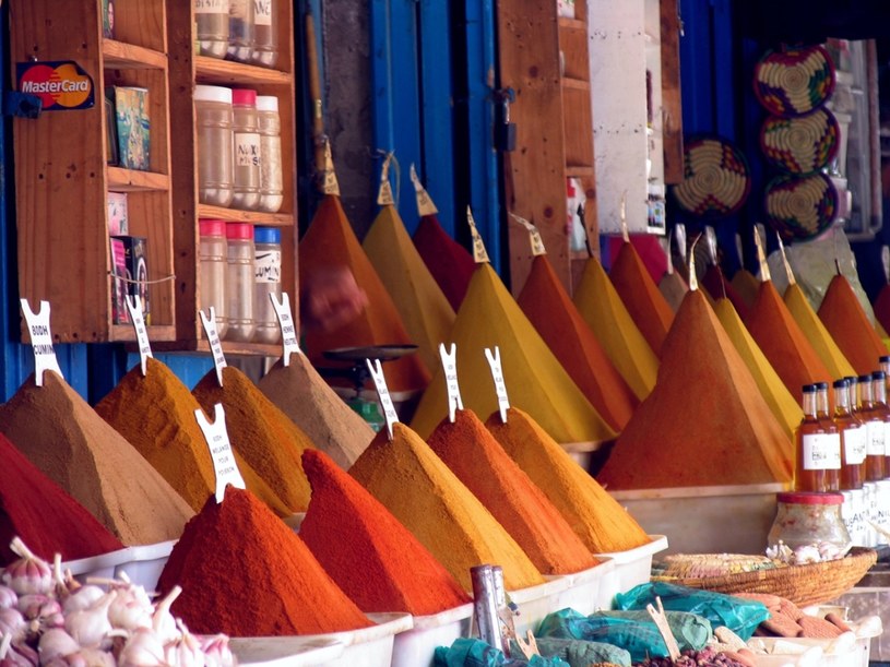 Marokańskie bazary, zwane sukami, to ogromna atrakcja turystyczna, ale lepiej zwiedzać je w zorganizowanej grupie /East News