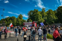 Marsz 4 czerwca. Tłum zbiera się na placu Na Rozdrożu