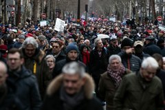 Marsz "czerwonych szalików" w Paryżu