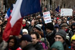 Marsz "czerwonych szalików" w Paryżu