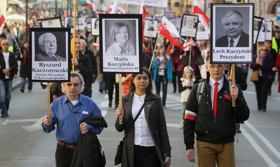 Marsz Cieni na ulicach Warszawy. Jego uczestnicy, z biało-czerwonymi flagami i portretami wszystkich 96 ofiar katastrofy smoleńskiej, przeszli przed Pałac Prezydencki, by wziąć udział w popołudniowych uroczystościach rocznicowych /Paweł Supernak /PAP