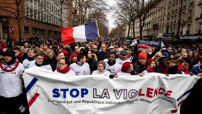 Marsz "czerwonych szalików" w Paryżu. "Tak dla demokracji, nie dla rewolucji"