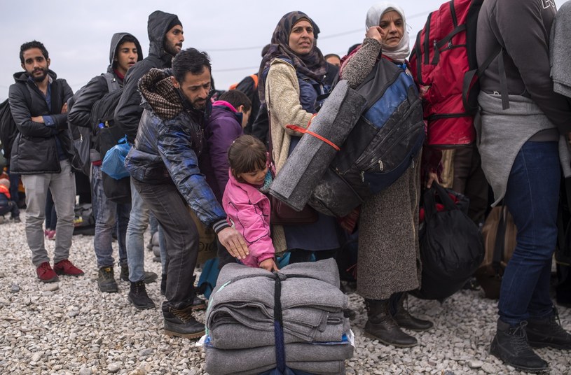 Marsz migrantów w stronę granicy z Macedonią /PAP/EPA
