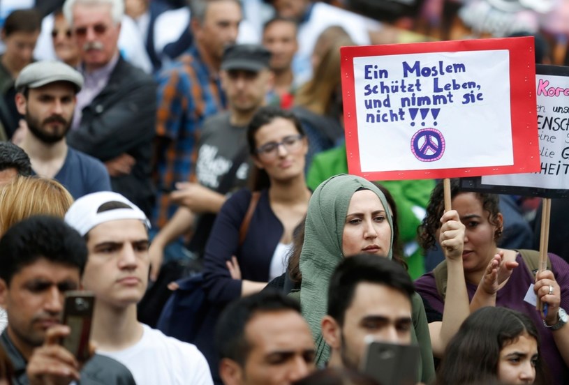 Marsz muzułmanów przeciw islamskiemu terroryzmowi w Kolonii /AFP