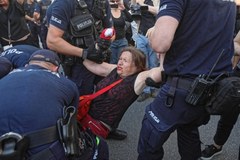 Marsz narodowców w Warszawie. Policja usuwa Obywateli RP