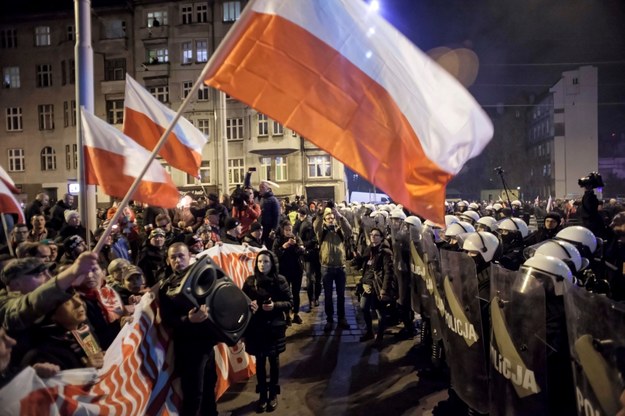 Marsz narodowców we Wrocławiu został rozwiązany. Doszło do przepychanek z policją /Aleksander Koźmiński /PAP