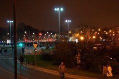 Marsz Niepodległości dociera pod pomnik Dmowskiego