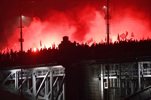 Marsz Niepodległości na moście Poniatowskiego /Jacek Turczyk /PAP