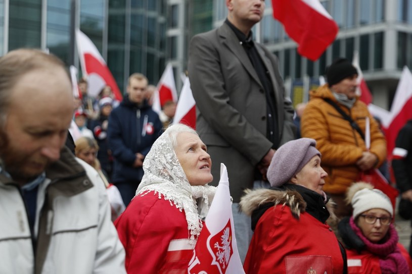 Marsz Niepodległości rozpoczął się od odmówienia różańca na placu Dmowskiego /Aleksandra Szmigiel/REPORTER /Reporter