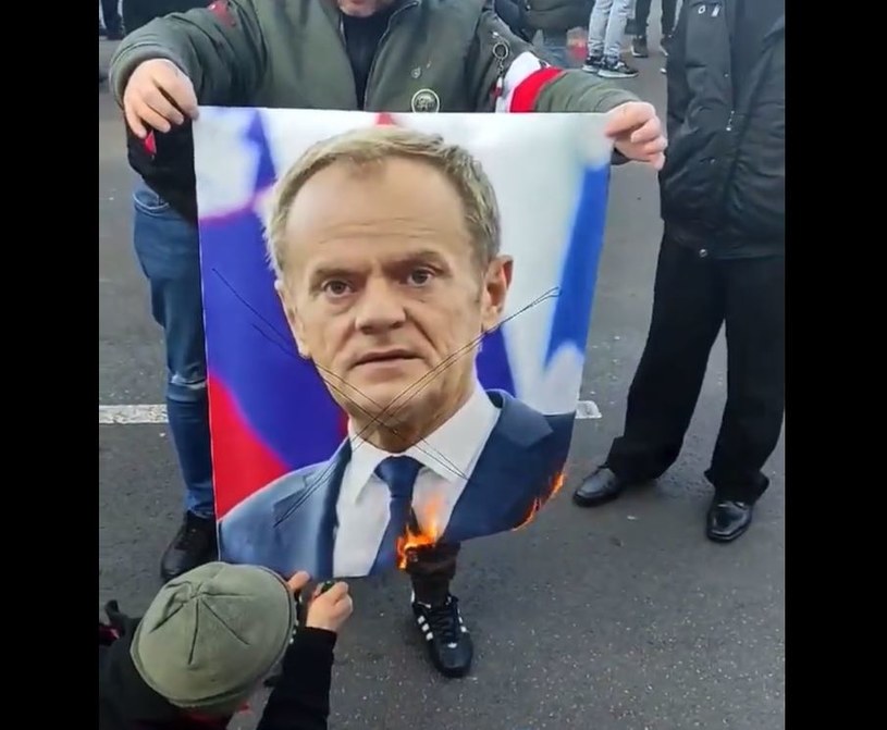 Spalono zdjęcie Donalda Tuska. Marsz Niepodległości w Warszawie -  Wydarzenia w INTERIA.PL