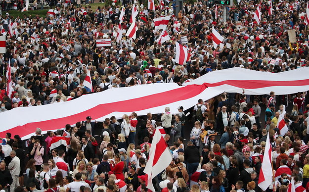 "Marsz Nowej Białorusi". Dziesiątki tysięcy osób wyszły na ulice Mińska /TATYANA ZENKOVICH  /PAP/EPA