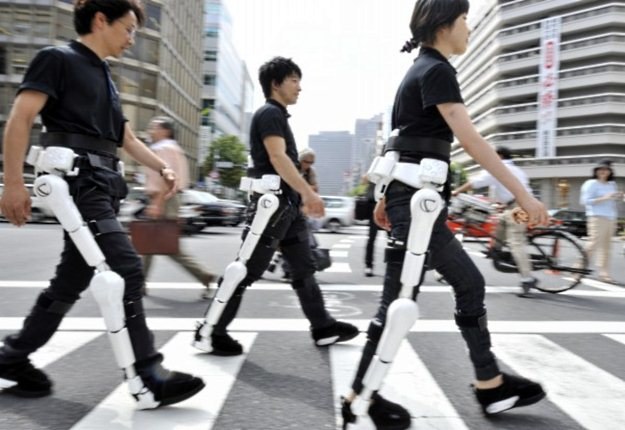 Marsz robotów, czyli system wspomagania "HAL" (Hybrid Assistive Limb)  testowany na ulicach Tokio /AFP
