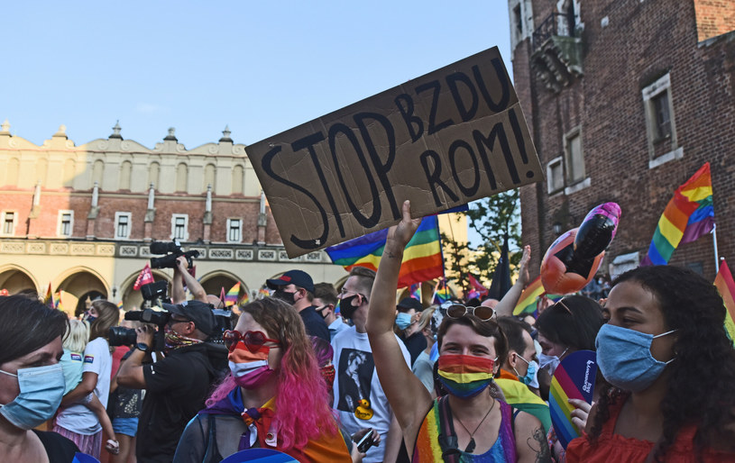 Marsz Równości na Rynku Głównym w Krakowie pod hasłem "Miłość nie wyklucza" /Fot. Marek Lasyk/REPORTER /East News