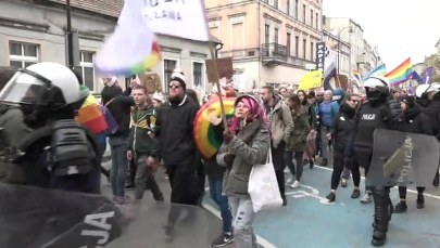 Marsz równości w Gnieźnie. Poleciały butelki i jajka