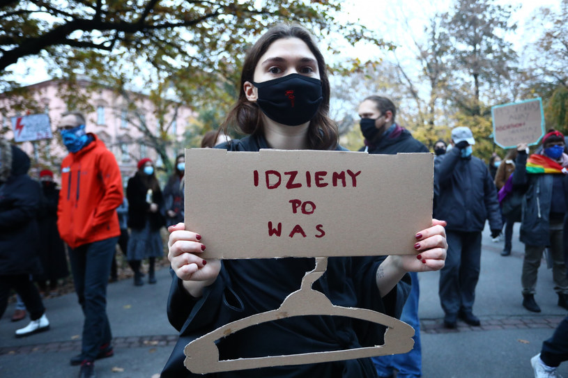 Marsz studentów w proteście przeciwko orzeczeniu TK, okolice Collegium Novum UJ. /Beata Zawrzel/REPORTER /Reporter