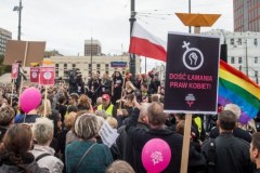 Marsz w Obronie Praw Kobiet przeszedł ul. Piotrkowską w Łodzi