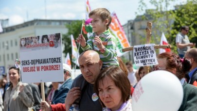 Marsz w Warszawie. "Rząd gorszy niż Sowieci, chce nam deprawować dzieci"