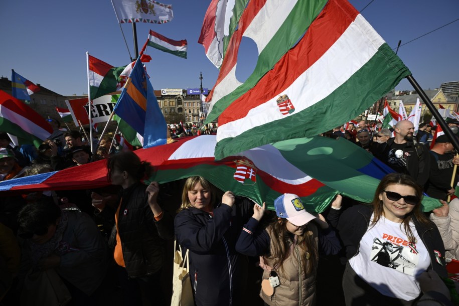 Marsz zwolenników rządu Viktora Orbana w Budapeszcie /	Robert Hegedus /PAP/EPA