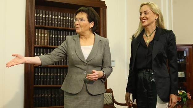 Marszałek Ewą Kopacz (L) zaprasza Sharon Stone (P) do Sejmu - fot.Stanisław Kowalczuk /East News