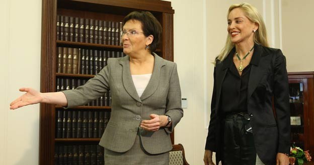 Marszałek Ewą Kopacz (L) zaprasza Sharon Stone (P) do Sejmu - fot.Stanisław Kowalczuk /East News