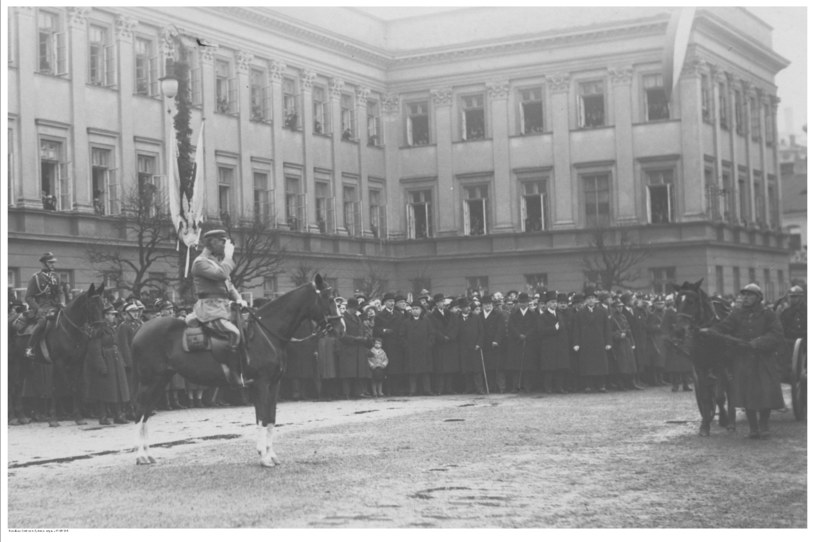 Marszałek Józef Piłsudski na Kasztance na Placu Saskim w Warszawie /NAC Online /