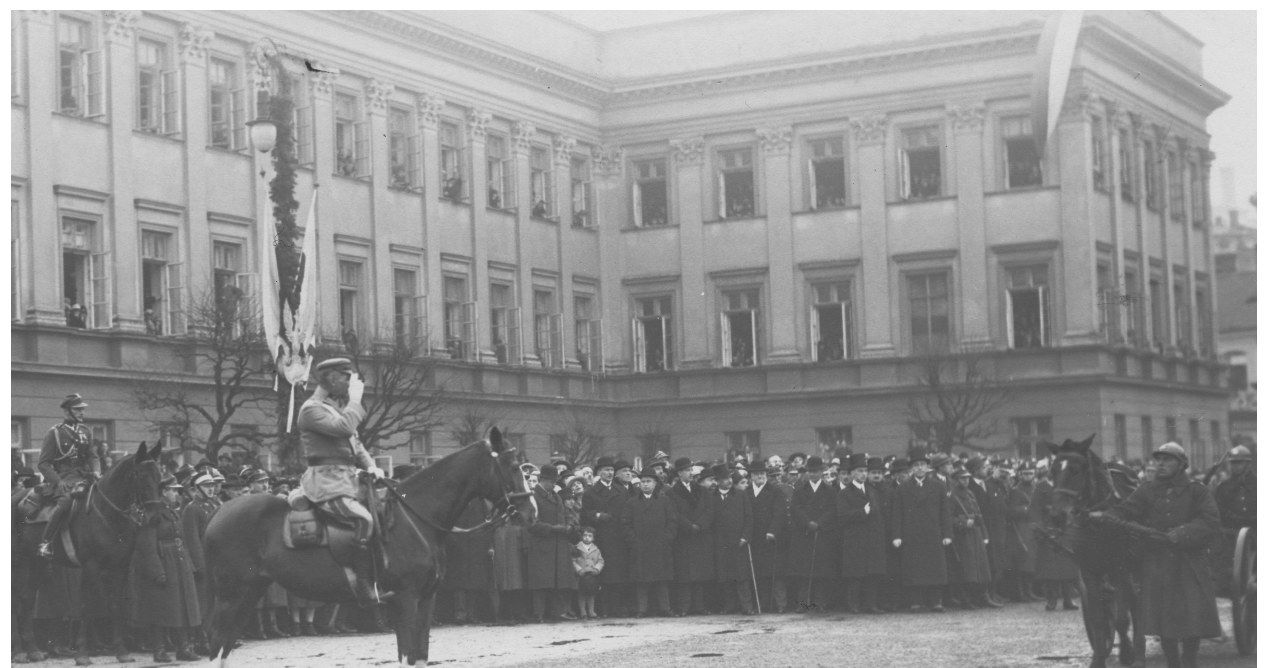 Marszałek Józef Piłsudski na Kasztance na Placu Saskim w Warszawie /NAC Online /