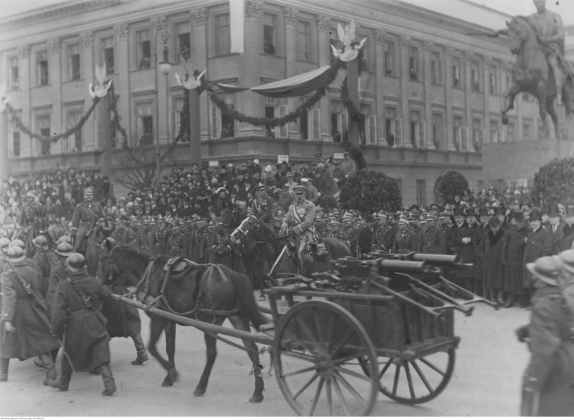 Marszałek Józef Piłsudski na Kasztance przyjmujący defiladę oddziałów piechoty z karabinami maszynowymi Maxim /NAC Online /