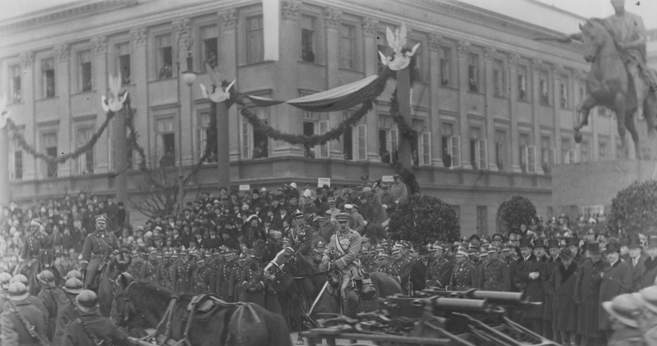 Marszałek Józef Piłsudski na Kasztance przyjmujący defiladę oddziałów piechoty z karabinami maszynowymi Maxim /NAC Online /