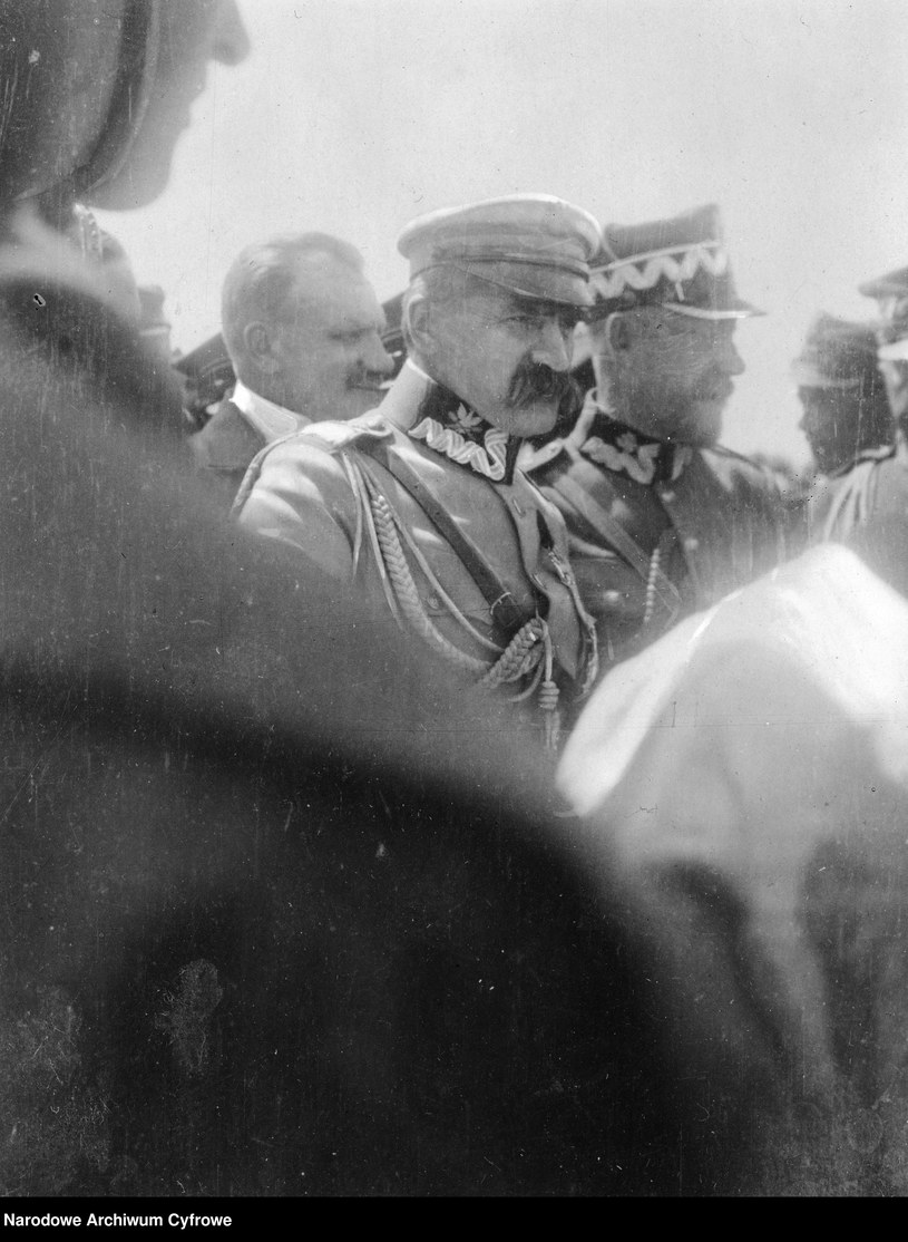 Marszałek Józef Piłsudski na nierozpoznanych uroczystościach. Na prawo od niego stoi gen. Lucjan Żeligowski /Z archiwum Narodowego Archiwum Cyfrowego