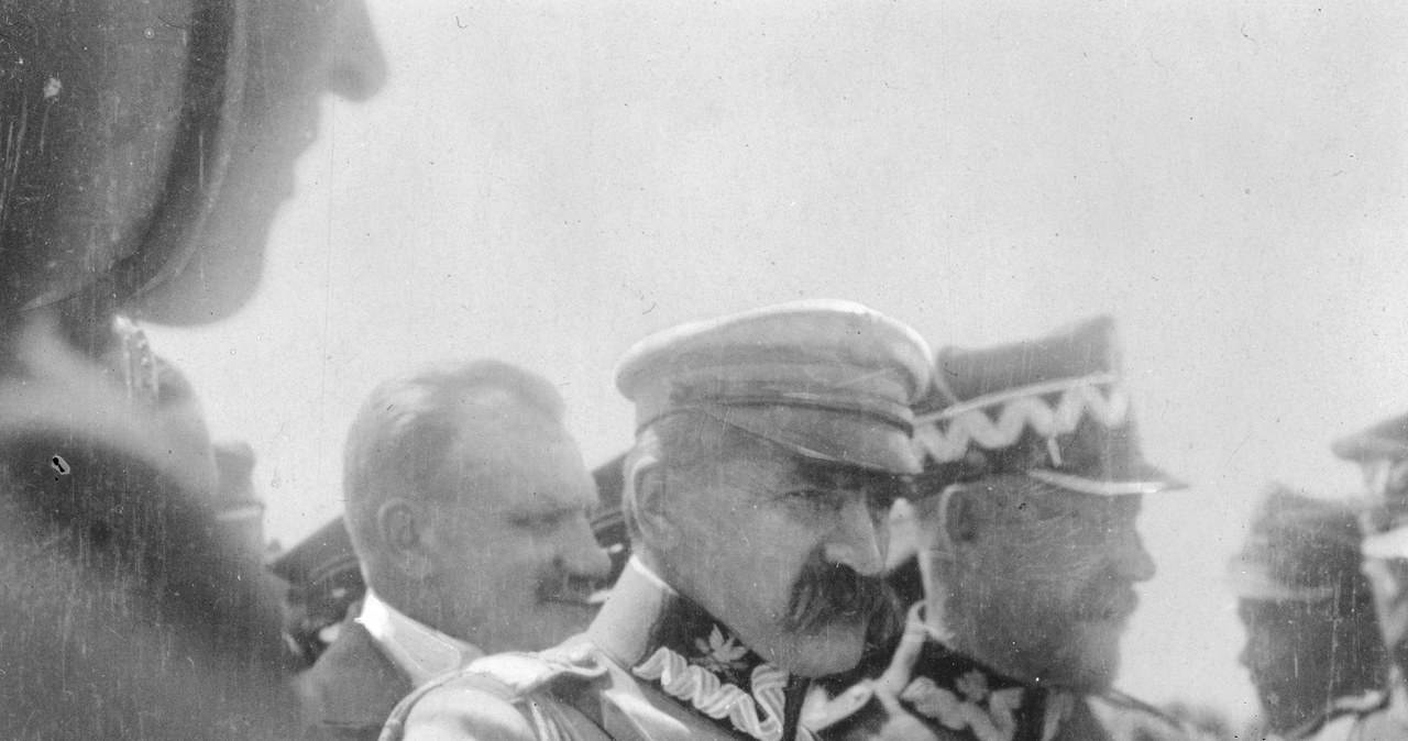 Marszałek Józef Piłsudski na nierozpoznanych uroczystościach. Na prawo od niego stoi gen. Lucjan Żeligowski /Z archiwum Narodowego Archiwum Cyfrowego